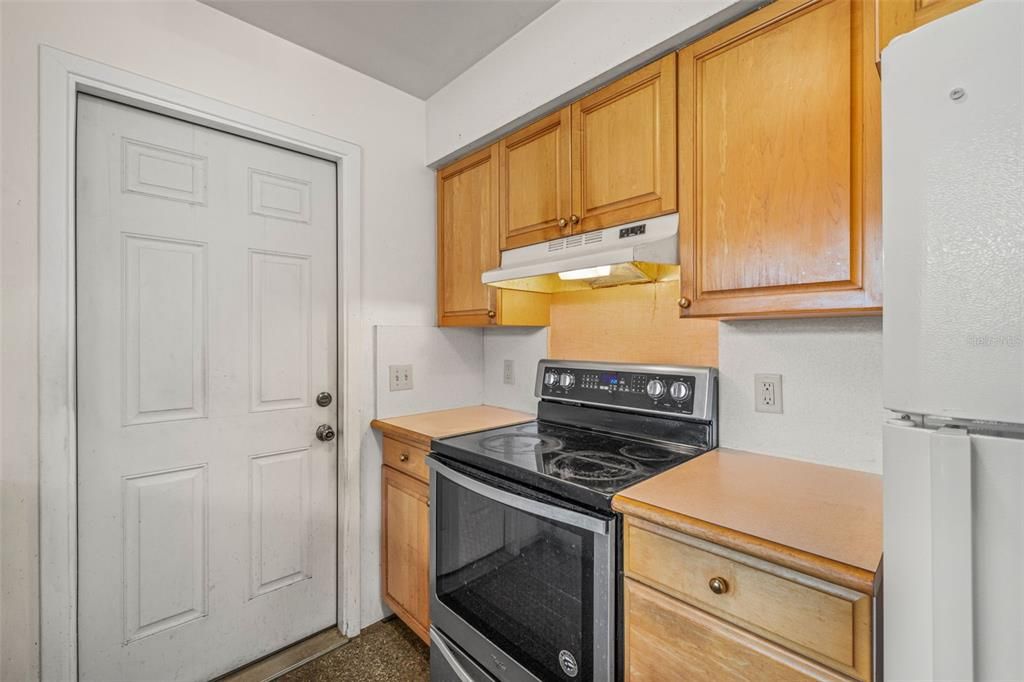 Active With Contract: $299,000 (3 beds, 1 baths, 891 Square Feet)