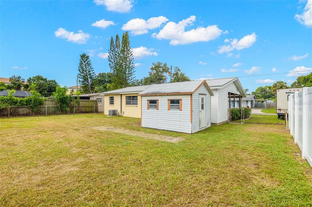 Active With Contract: $299,000 (3 beds, 1 baths, 891 Square Feet)