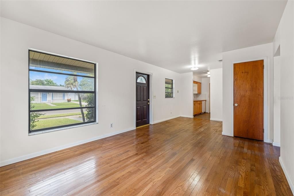 Active With Contract: $299,000 (3 beds, 1 baths, 891 Square Feet)