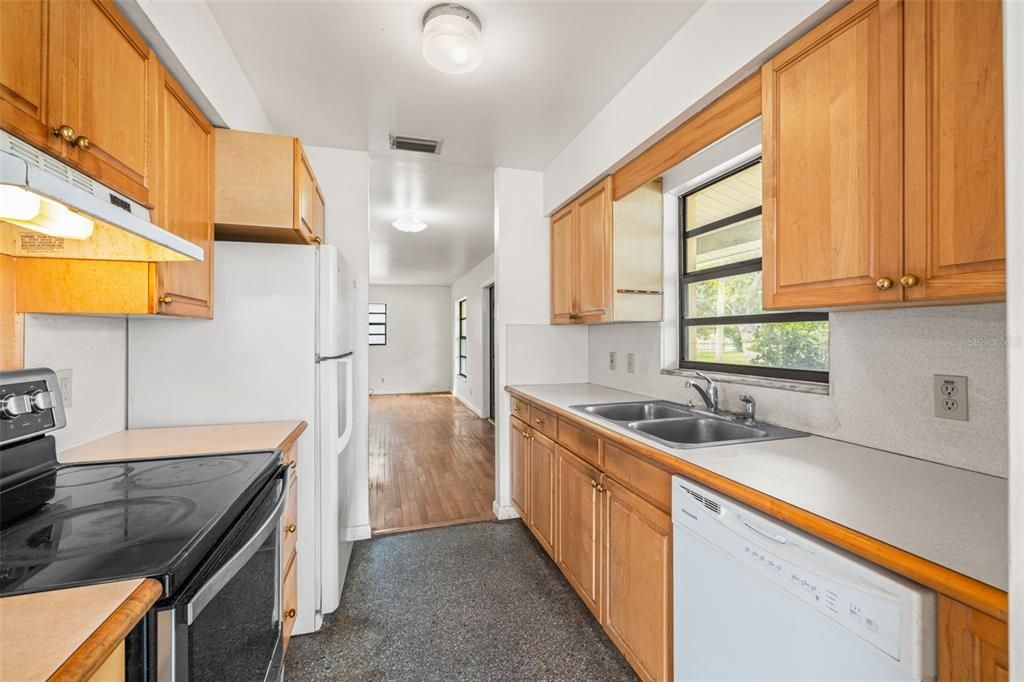 Active With Contract: $299,000 (3 beds, 1 baths, 891 Square Feet)