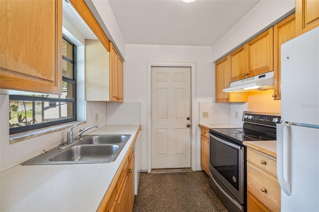 Active With Contract: $299,000 (3 beds, 1 baths, 891 Square Feet)