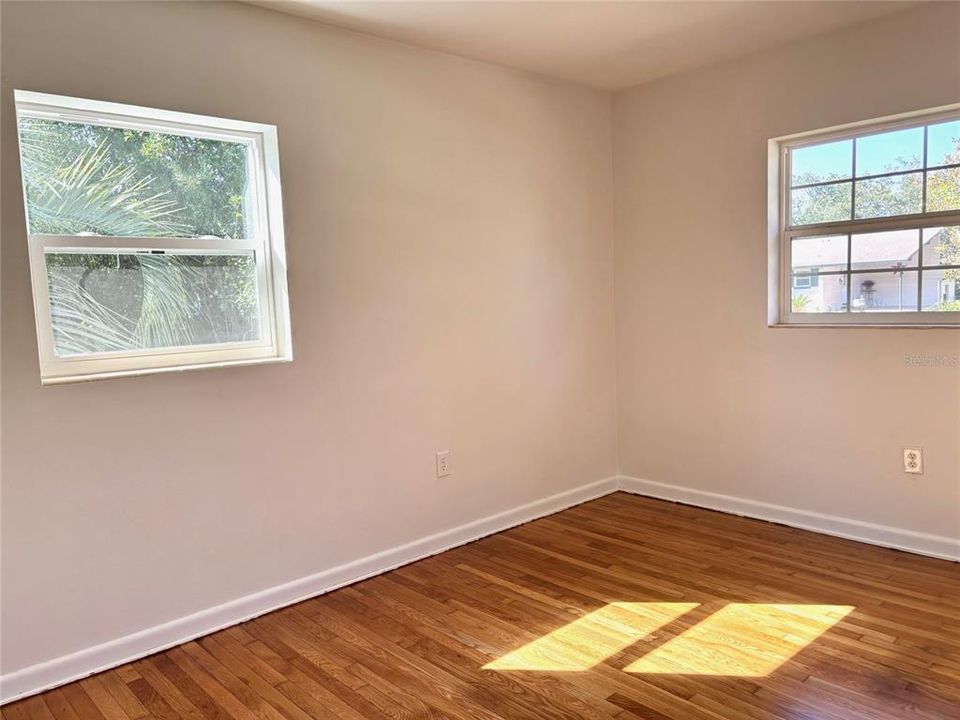 Под контрактом: $239,000 (3 спален, 1 ванн, 831 Квадратных фут)