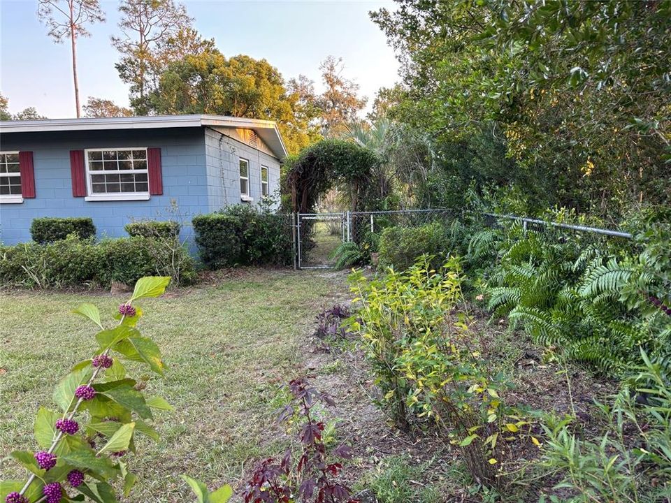 Под контрактом: $239,000 (3 спален, 1 ванн, 831 Квадратных фут)