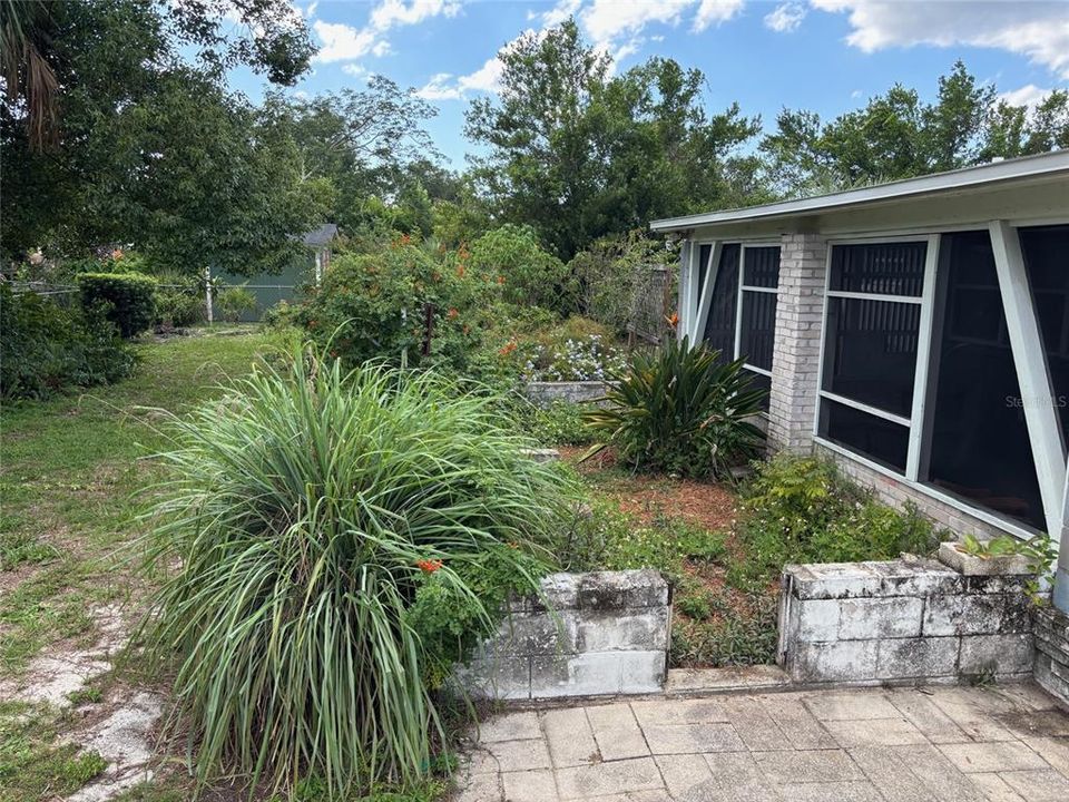 Под контрактом: $239,000 (3 спален, 1 ванн, 831 Квадратных фут)