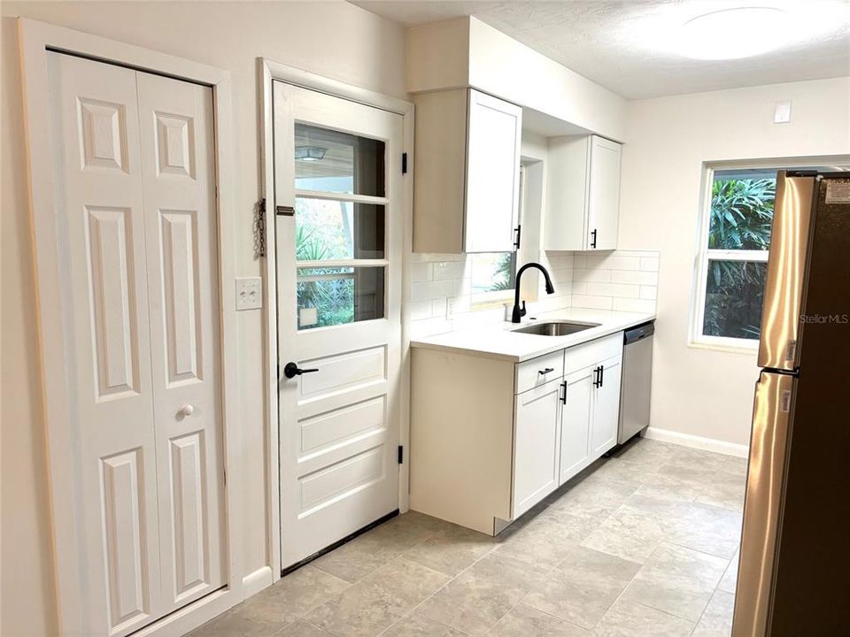 Под контрактом: $239,000 (3 спален, 1 ванн, 831 Квадратных фут)