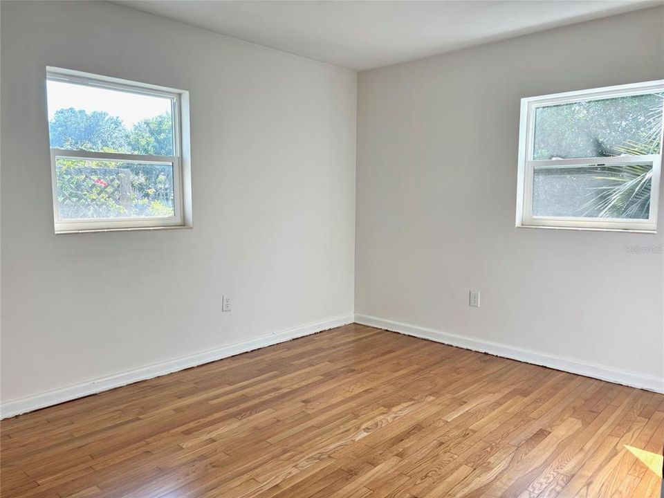 Под контрактом: $239,000 (3 спален, 1 ванн, 831 Квадратных фут)