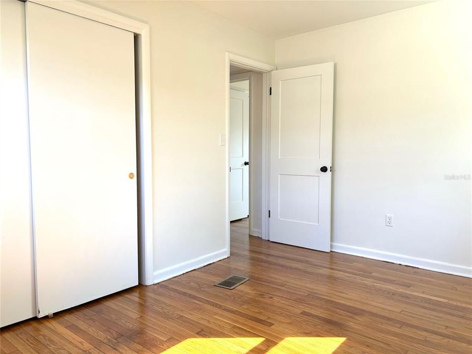 Под контрактом: $239,000 (3 спален, 1 ванн, 831 Квадратных фут)