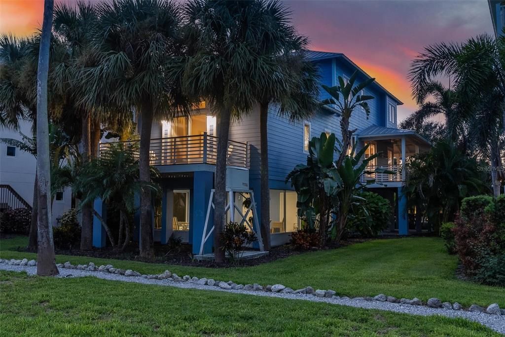 For Sale: $2,799,000 (3 beds, 3 baths, 2352 Square Feet)