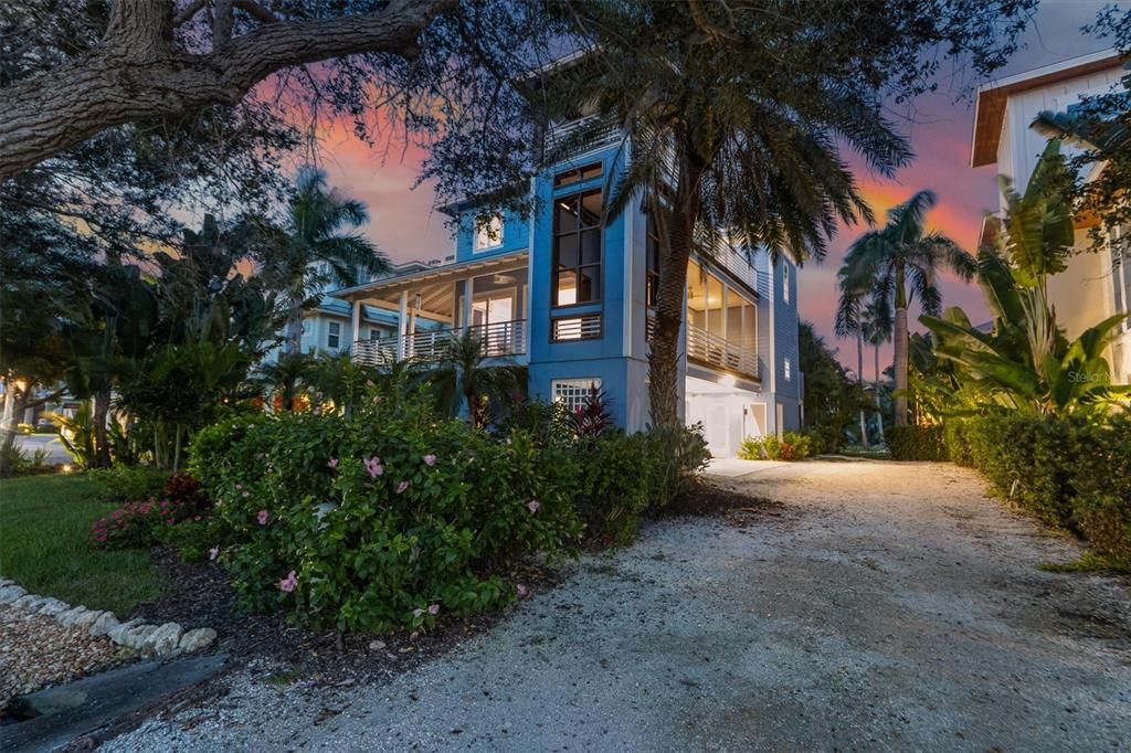 For Sale: $2,799,000 (3 beds, 3 baths, 2352 Square Feet)