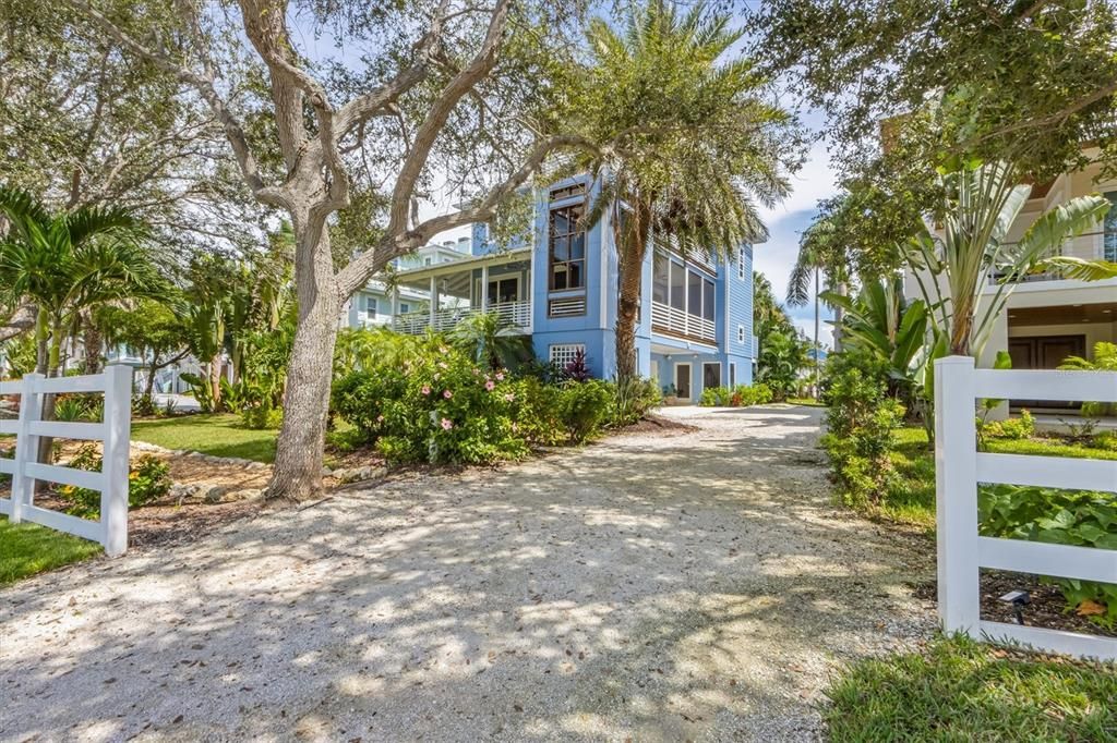 For Sale: $2,799,000 (3 beds, 3 baths, 2352 Square Feet)