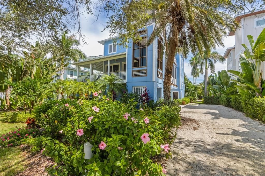 For Sale: $2,799,000 (3 beds, 3 baths, 2352 Square Feet)