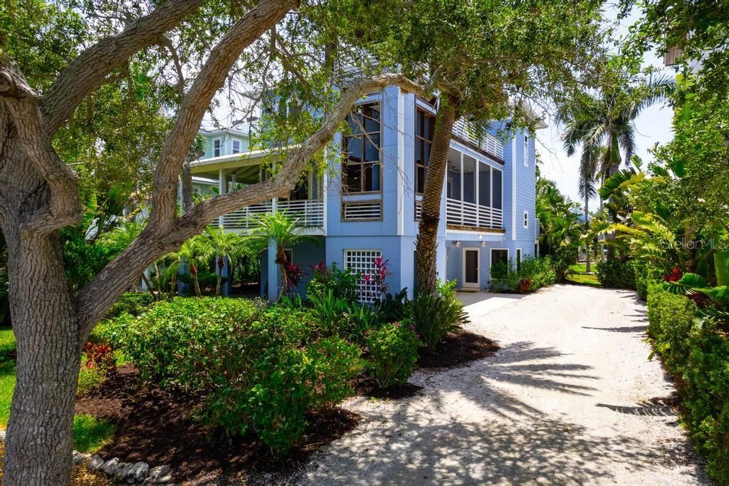 For Sale: $2,399,000 (3 beds, 3 baths, 2352 Square Feet)