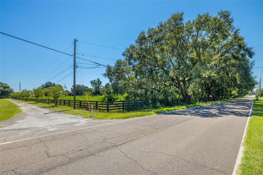 На продажу: $999,990 (11.76 acres)