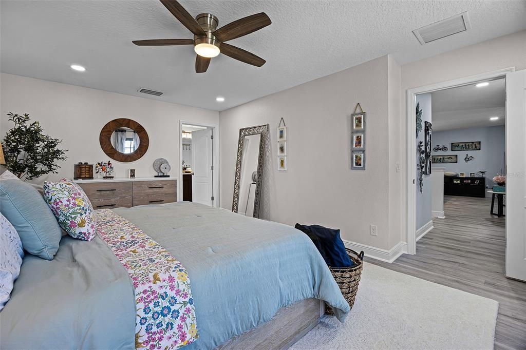 Active With Contract: $569,999 (5 beds, 3 baths, 3247 Square Feet)