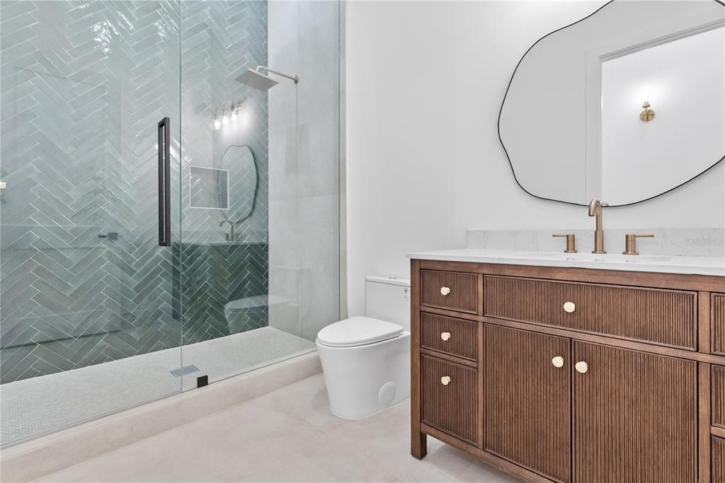 Activo con contrato: $1,685,000 (5 camas, 5 baños, 3420 Pies cuadrados)