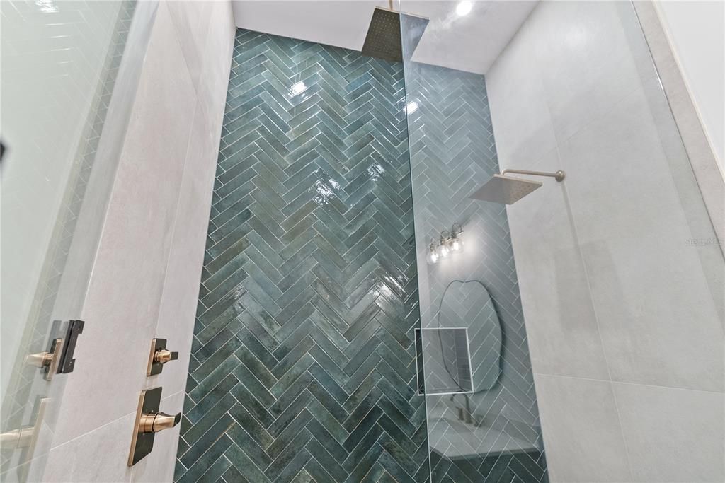 Activo con contrato: $1,685,000 (5 camas, 5 baños, 3420 Pies cuadrados)