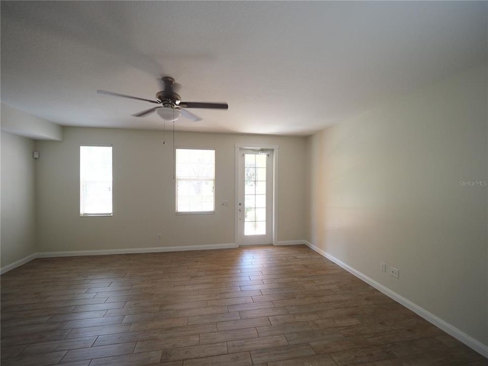 Active With Contract: $325,000 (3 beds, 2 baths, 1652 Square Feet)