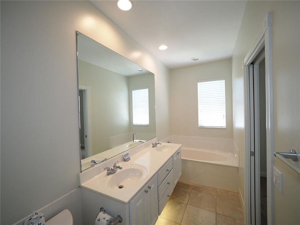 Active With Contract: $325,000 (3 beds, 2 baths, 1652 Square Feet)