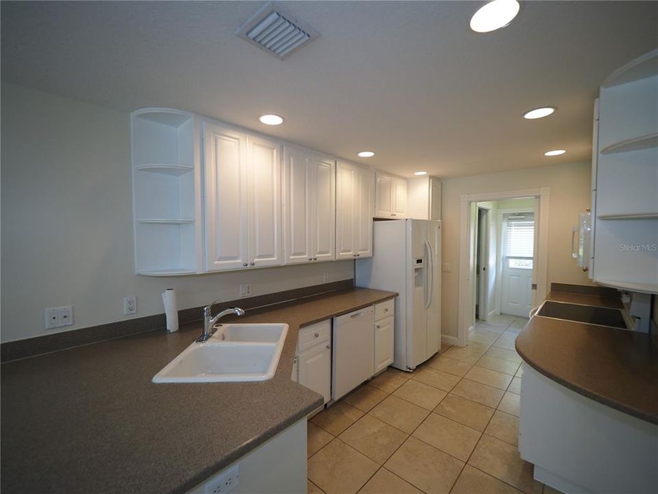 Active With Contract: $325,000 (3 beds, 2 baths, 1652 Square Feet)