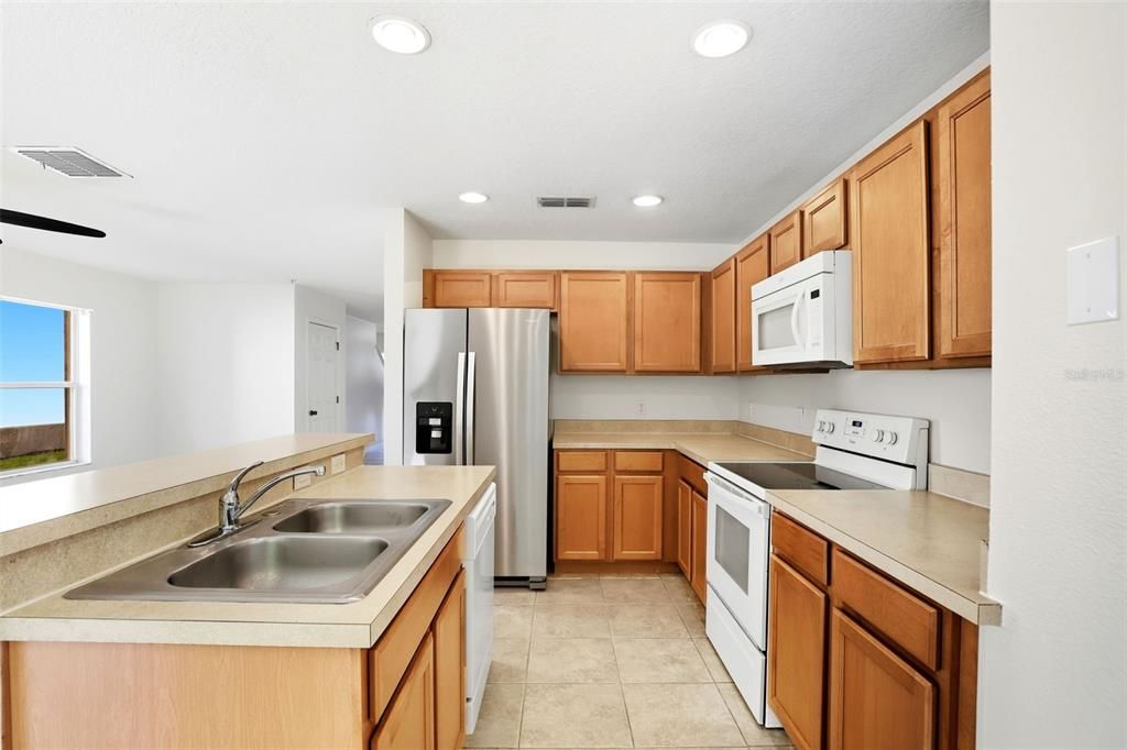 Под контрактом: $279,900 (3 спален, 2 ванн, 1915 Квадратных фут)