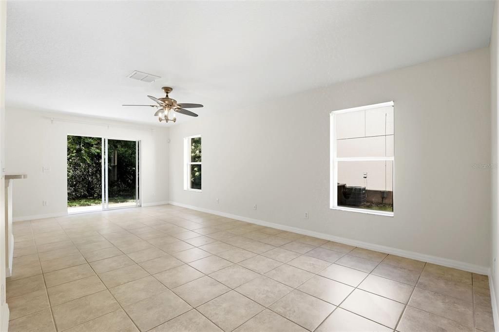 Под контрактом: $279,900 (3 спален, 2 ванн, 1915 Квадратных фут)