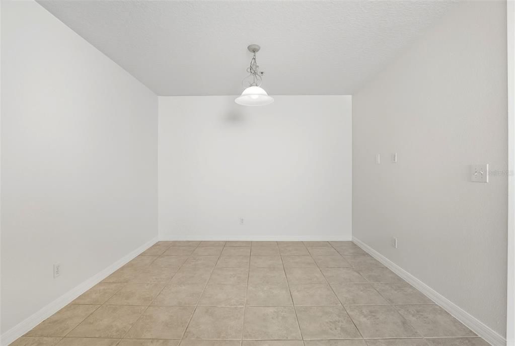 Под контрактом: $279,900 (3 спален, 2 ванн, 1915 Квадратных фут)