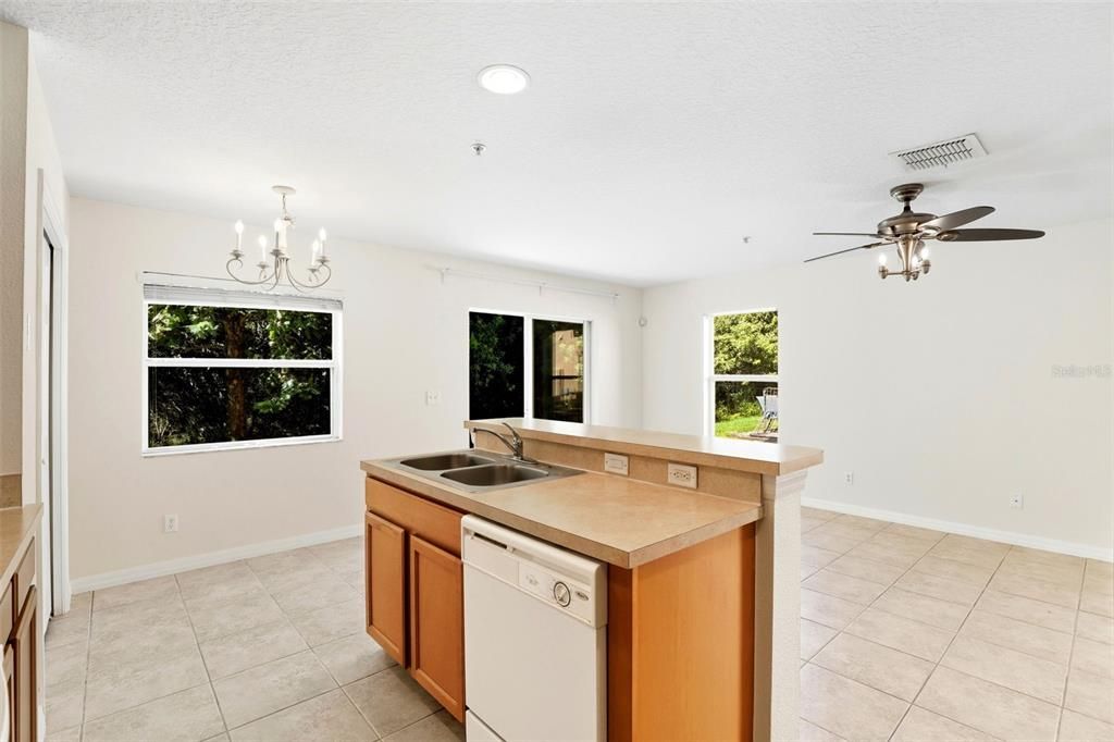 Под контрактом: $279,900 (3 спален, 2 ванн, 1915 Квадратных фут)