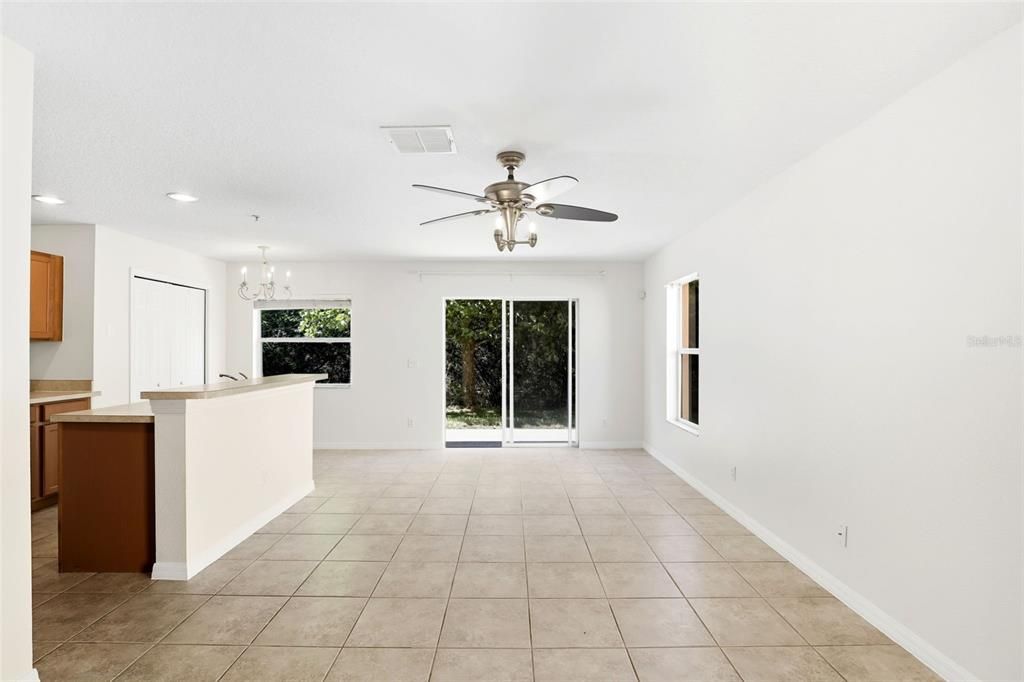 Под контрактом: $279,900 (3 спален, 2 ванн, 1915 Квадратных фут)