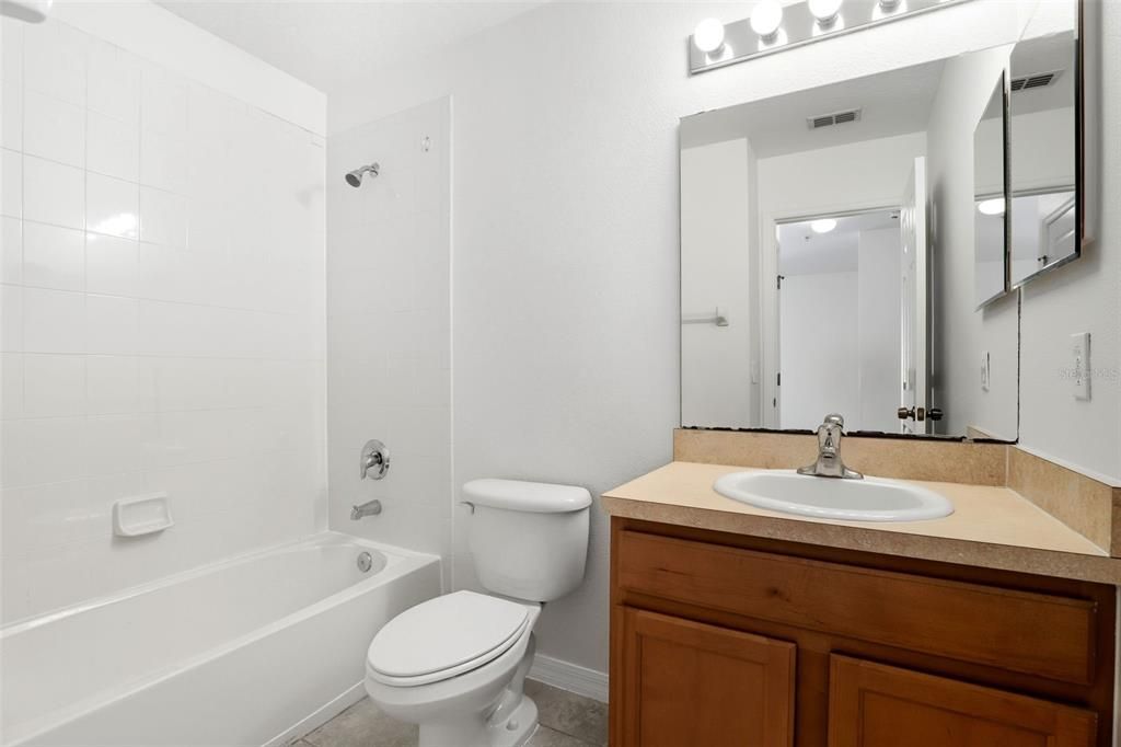 Под контрактом: $279,900 (3 спален, 2 ванн, 1915 Квадратных фут)