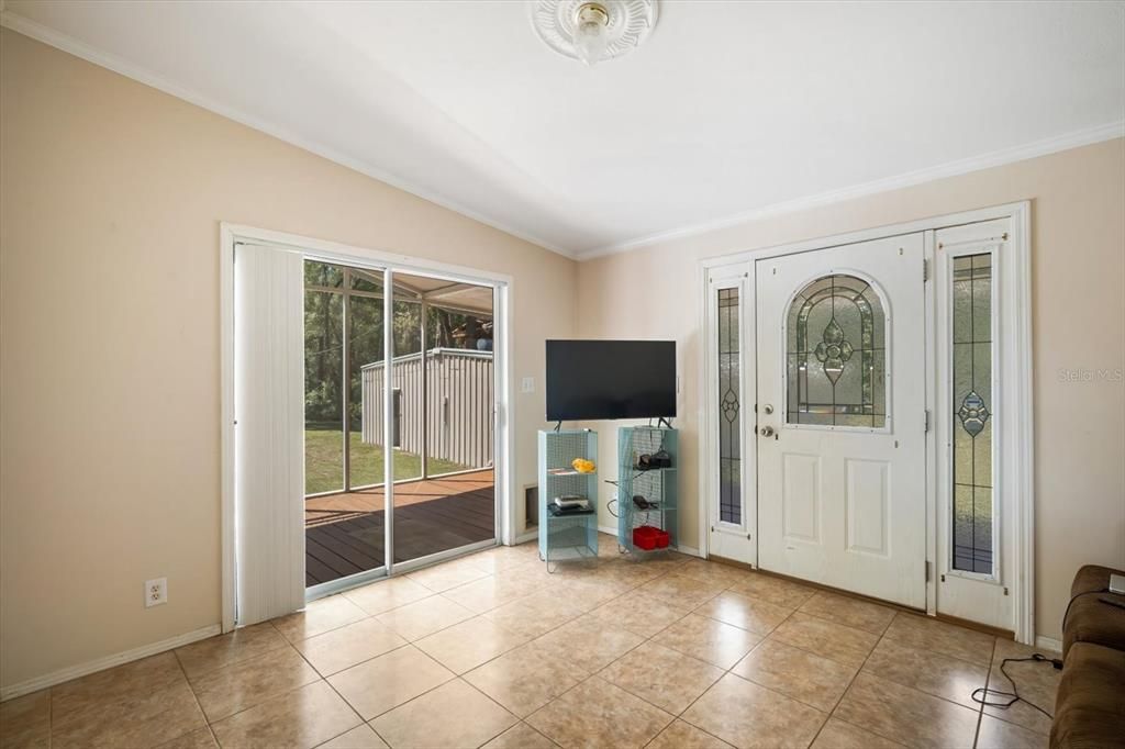 合同活跃: $325,000 (2 贝兹, 1 浴室, 864 平方英尺)