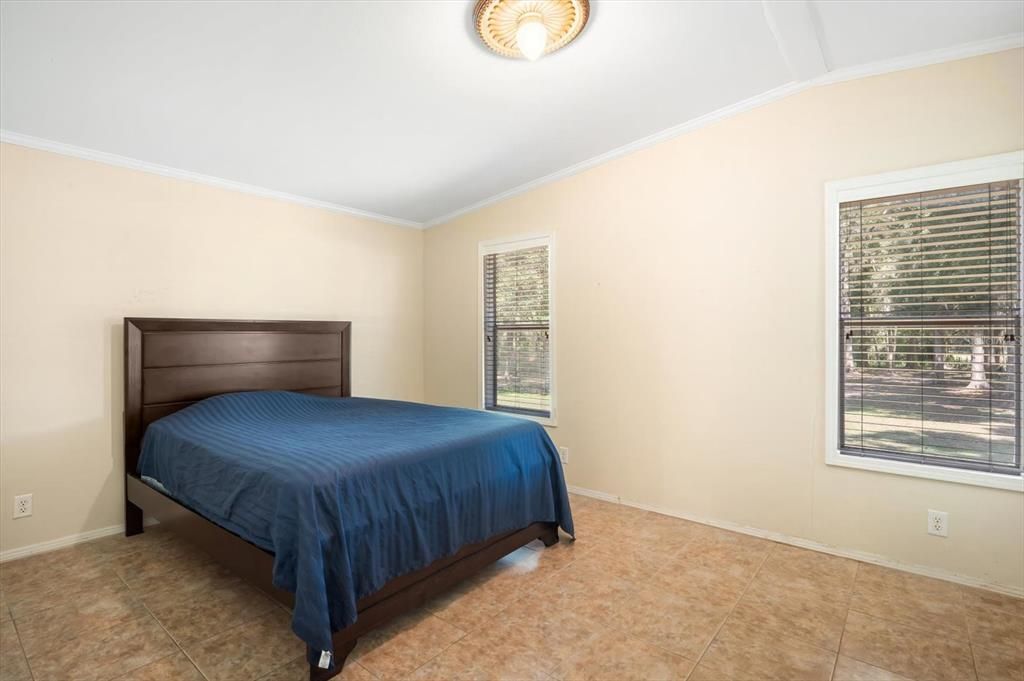 合同活跃: $325,000 (2 贝兹, 1 浴室, 864 平方英尺)