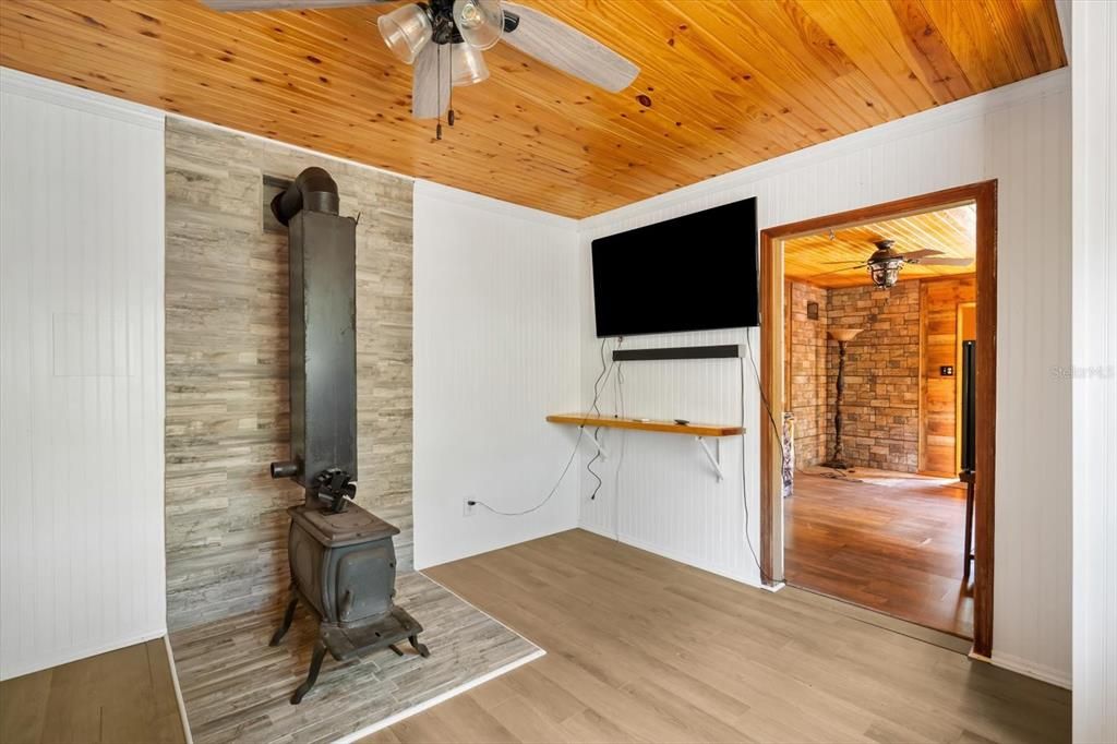 合同活跃: $325,000 (2 贝兹, 1 浴室, 864 平方英尺)