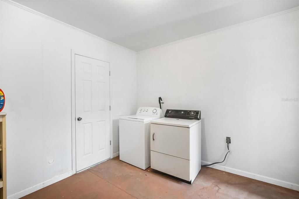 合同活跃: $325,000 (2 贝兹, 1 浴室, 864 平方英尺)