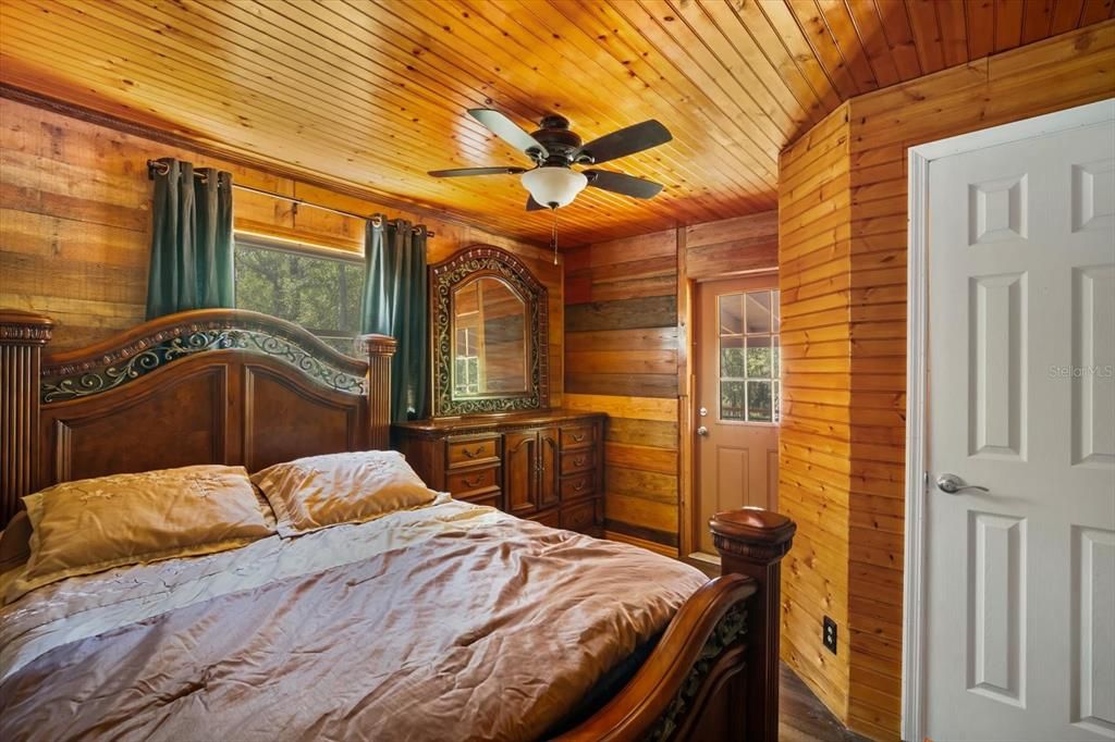 合同活跃: $325,000 (2 贝兹, 1 浴室, 864 平方英尺)