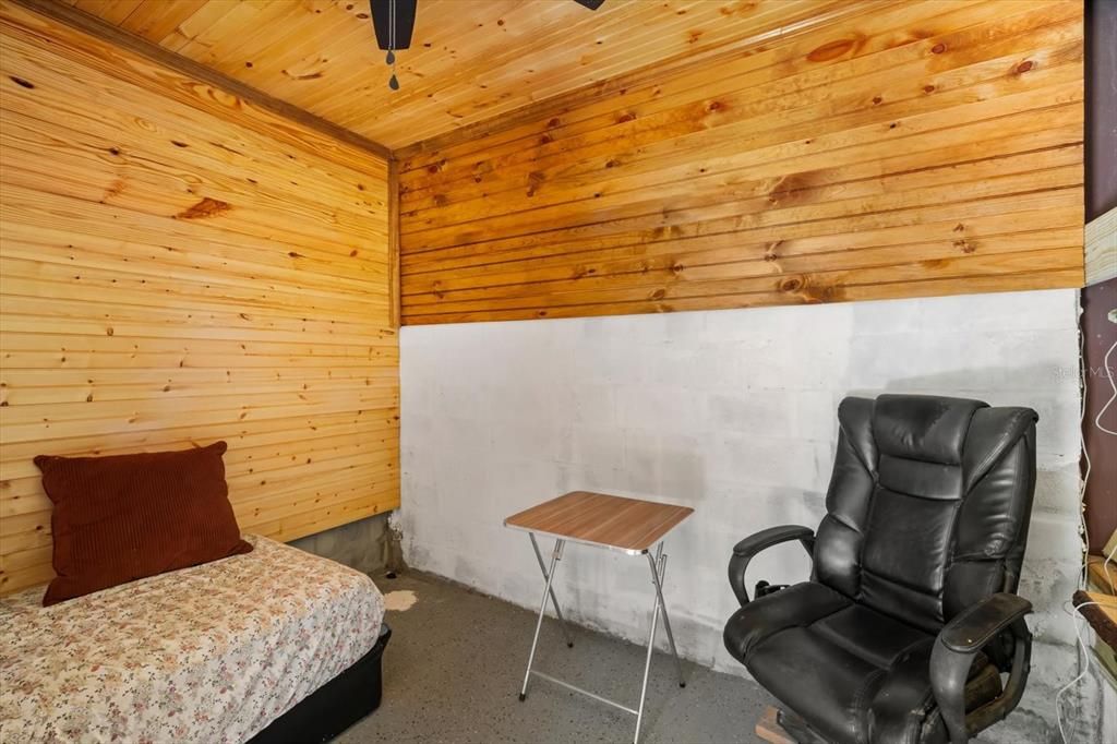 合同活跃: $325,000 (2 贝兹, 1 浴室, 864 平方英尺)