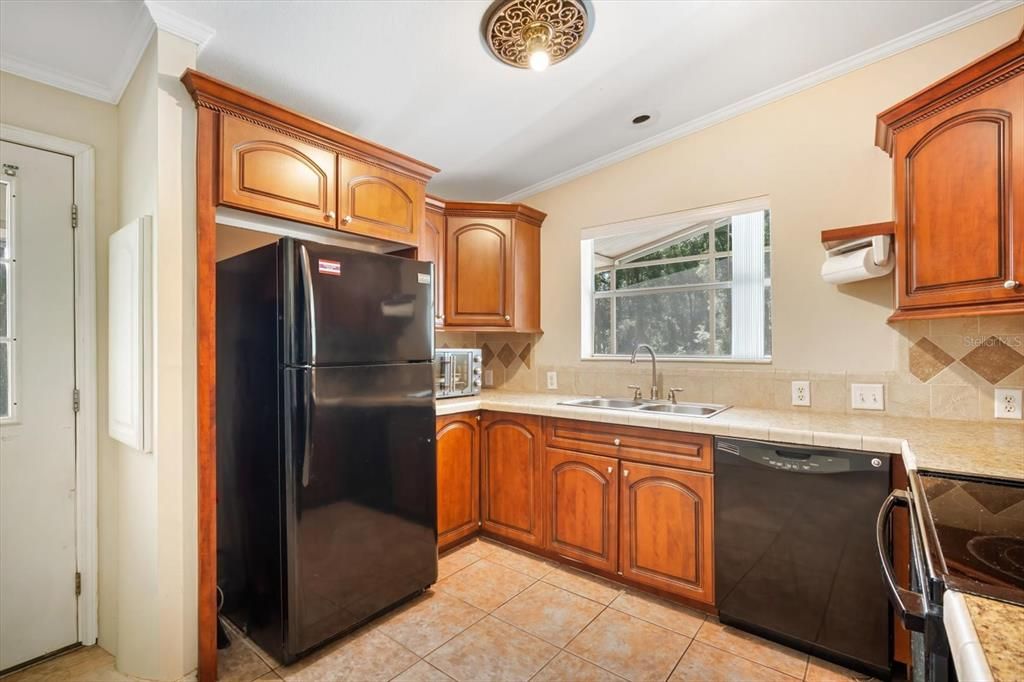 合同活跃: $325,000 (2 贝兹, 1 浴室, 864 平方英尺)