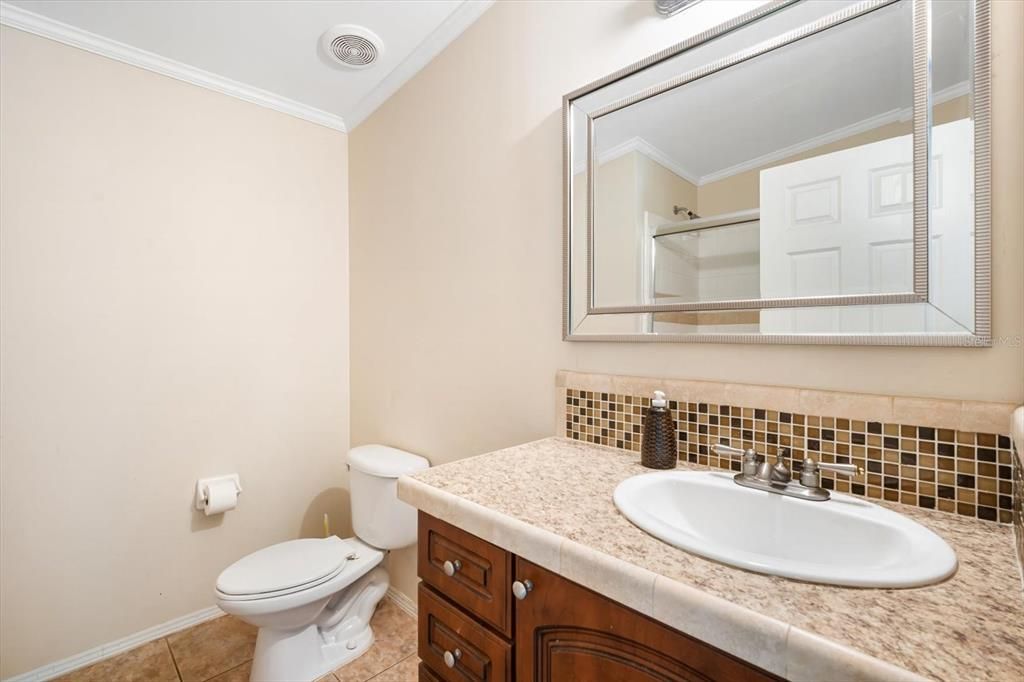 合同活跃: $325,000 (2 贝兹, 1 浴室, 864 平方英尺)