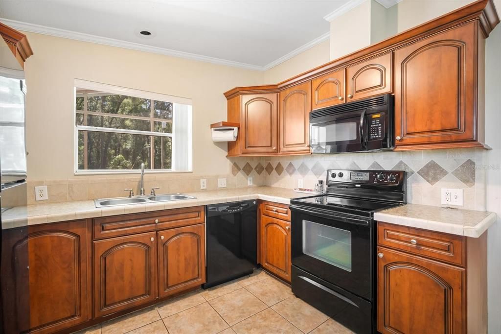 合同活跃: $325,000 (2 贝兹, 1 浴室, 864 平方英尺)