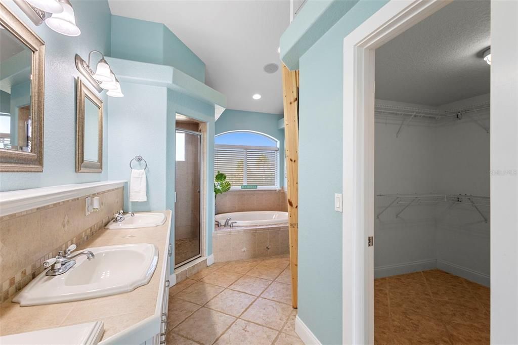 For Sale: $399,900 (2 beds, 2 baths, 1552 Square Feet)