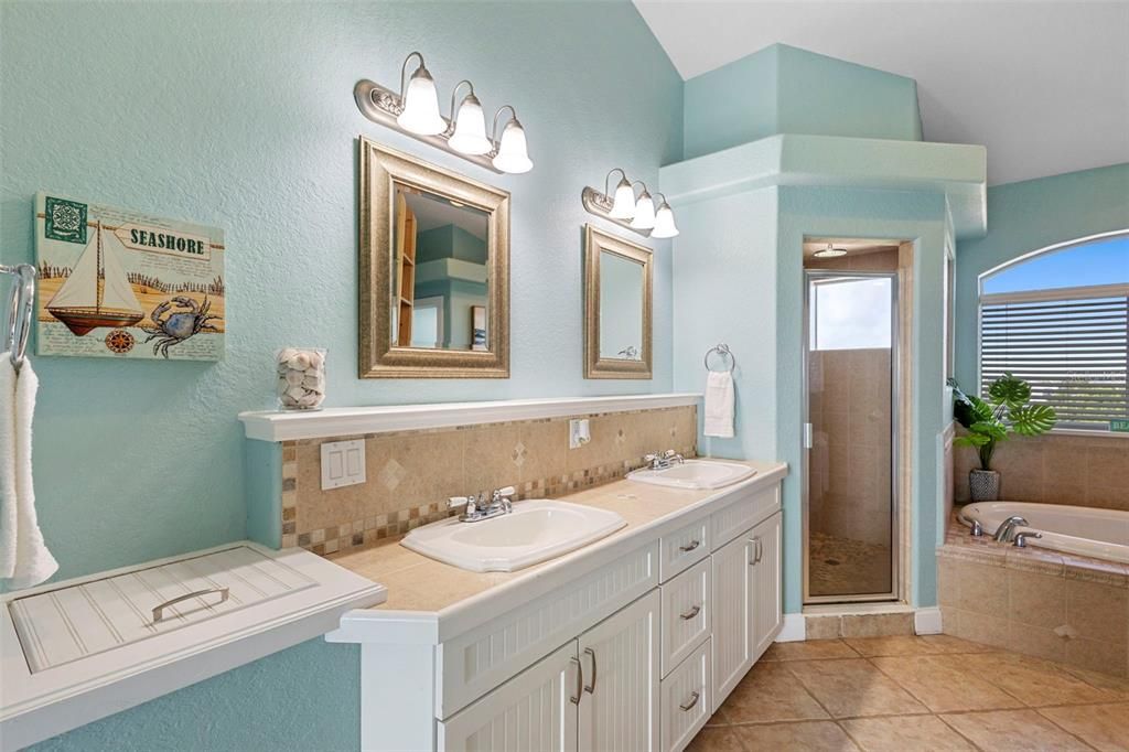 For Sale: $399,900 (2 beds, 2 baths, 1552 Square Feet)