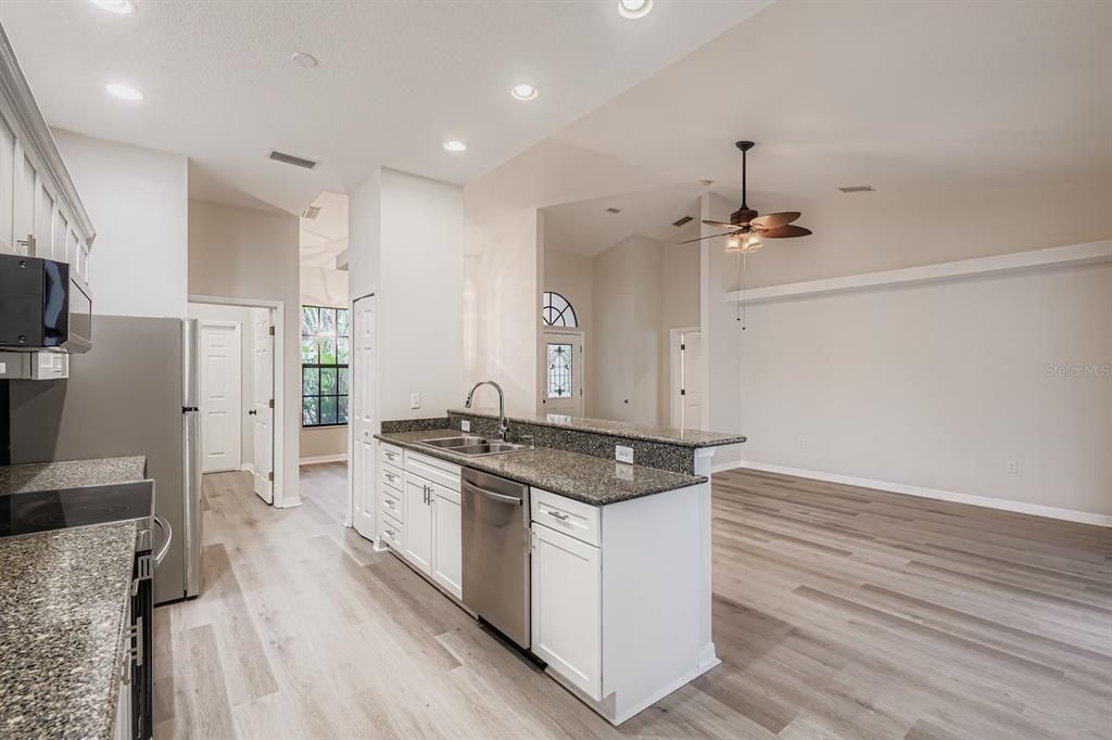 合同活跃: $345,000 (3 贝兹, 2 浴室, 1480 平方英尺)