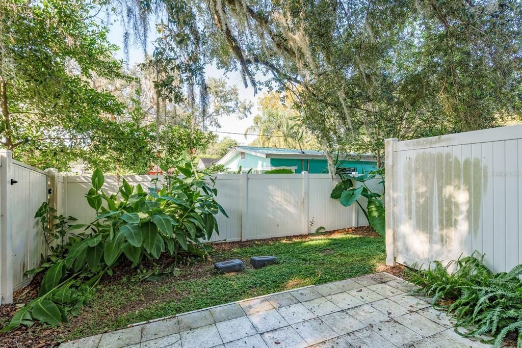 For Sale: $170,000 (2 beds, 1 baths, 1051 Square Feet)