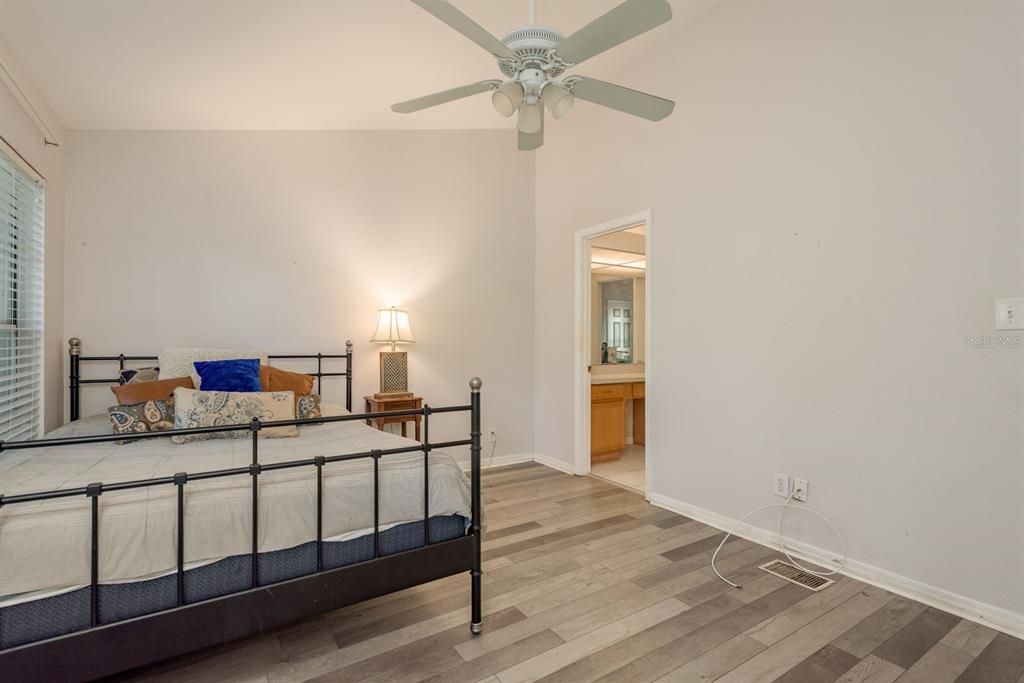 For Sale: $170,000 (2 beds, 1 baths, 1051 Square Feet)