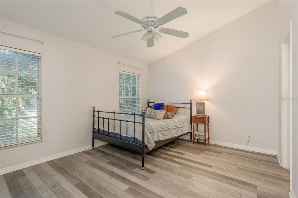 For Sale: $170,000 (2 beds, 1 baths, 1051 Square Feet)