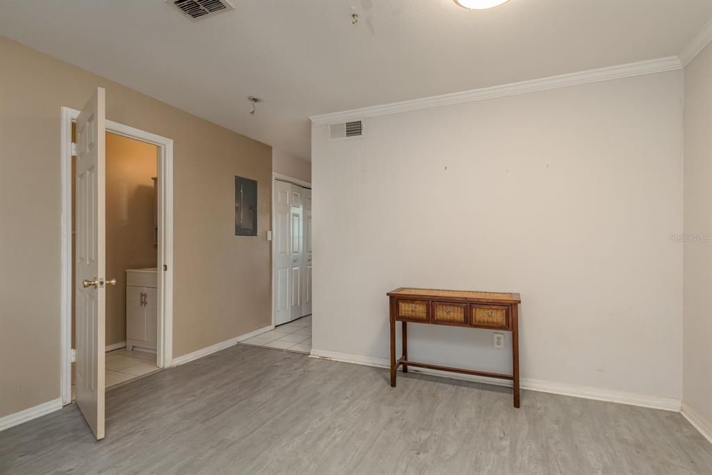 For Sale: $170,000 (2 beds, 1 baths, 1051 Square Feet)