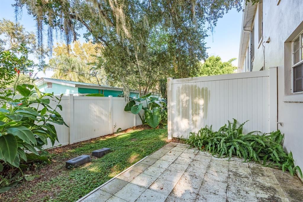 For Sale: $170,000 (2 beds, 1 baths, 1051 Square Feet)