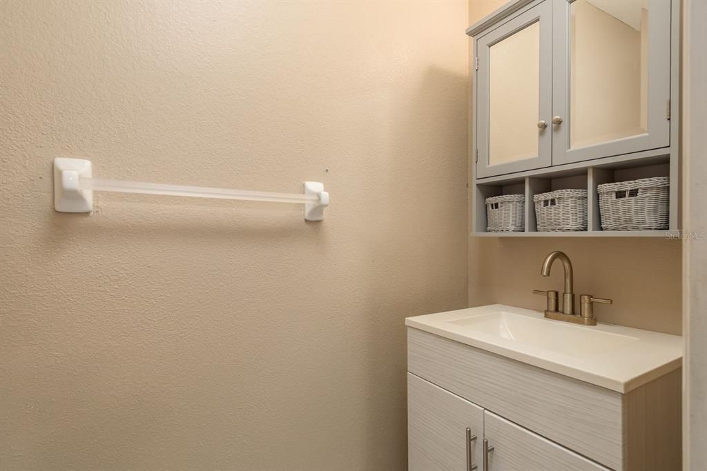 For Sale: $170,000 (2 beds, 1 baths, 1051 Square Feet)