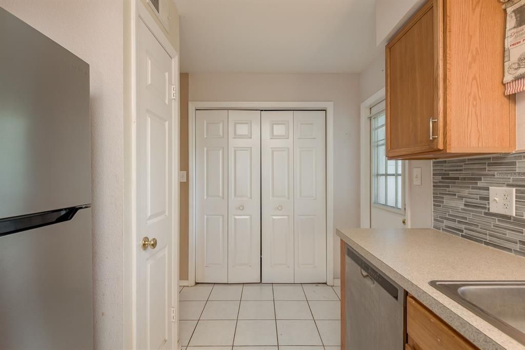 For Sale: $170,000 (2 beds, 1 baths, 1051 Square Feet)