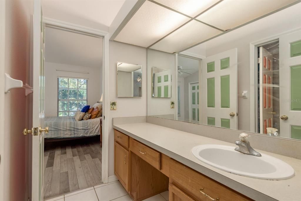 For Sale: $170,000 (2 beds, 1 baths, 1051 Square Feet)