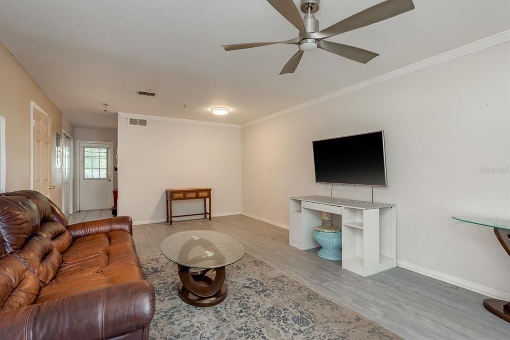 For Sale: $170,000 (2 beds, 1 baths, 1051 Square Feet)